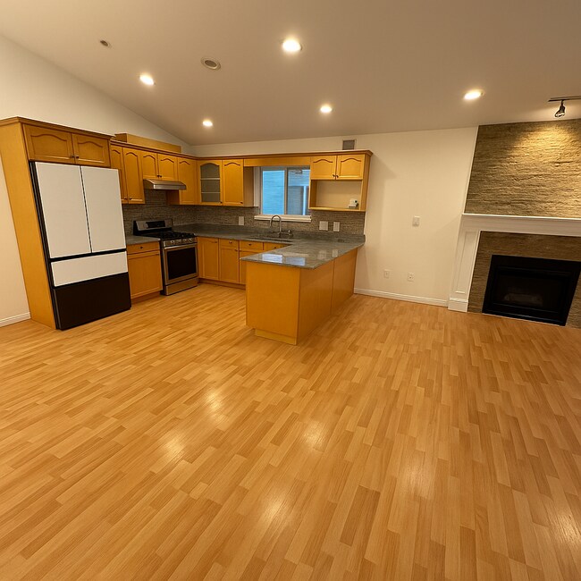 2146 Mary Hill Rd in Port Coquitlam, BC - Building Photo - Building Photo