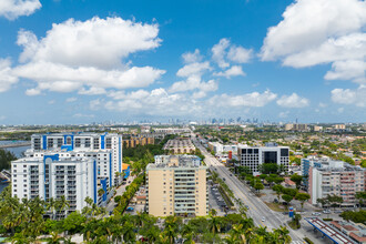 Half Moon Towers in Miami, FL - Foto de edificio - Building Photo