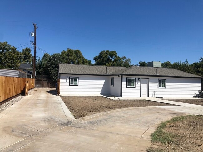 648 Jefferson Ave in Los Banos, CA - Foto de edificio - Building Photo