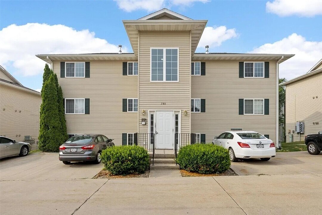780 Magnolia Ln in Marion, IA - Building Photo
