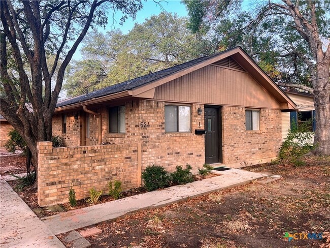 624 E Elm St in Seguin, TX - Building Photo - Building Photo