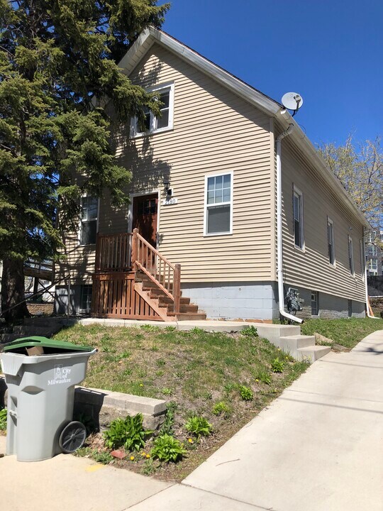 2180 S Robinson Ave, Unit LOWER in Milwaukee, WI - Building Photo