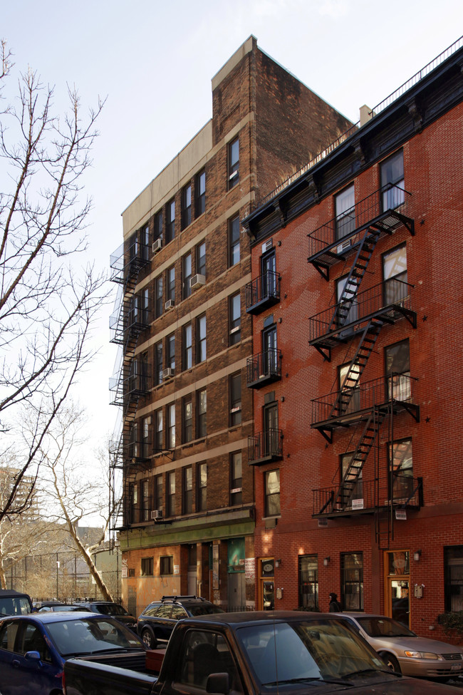 49 E 1st St in New York, NY - Foto de edificio - Building Photo