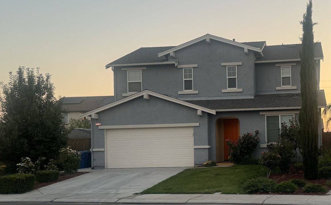 1225 Taburno Ave in Manteca, CA - Foto de edificio