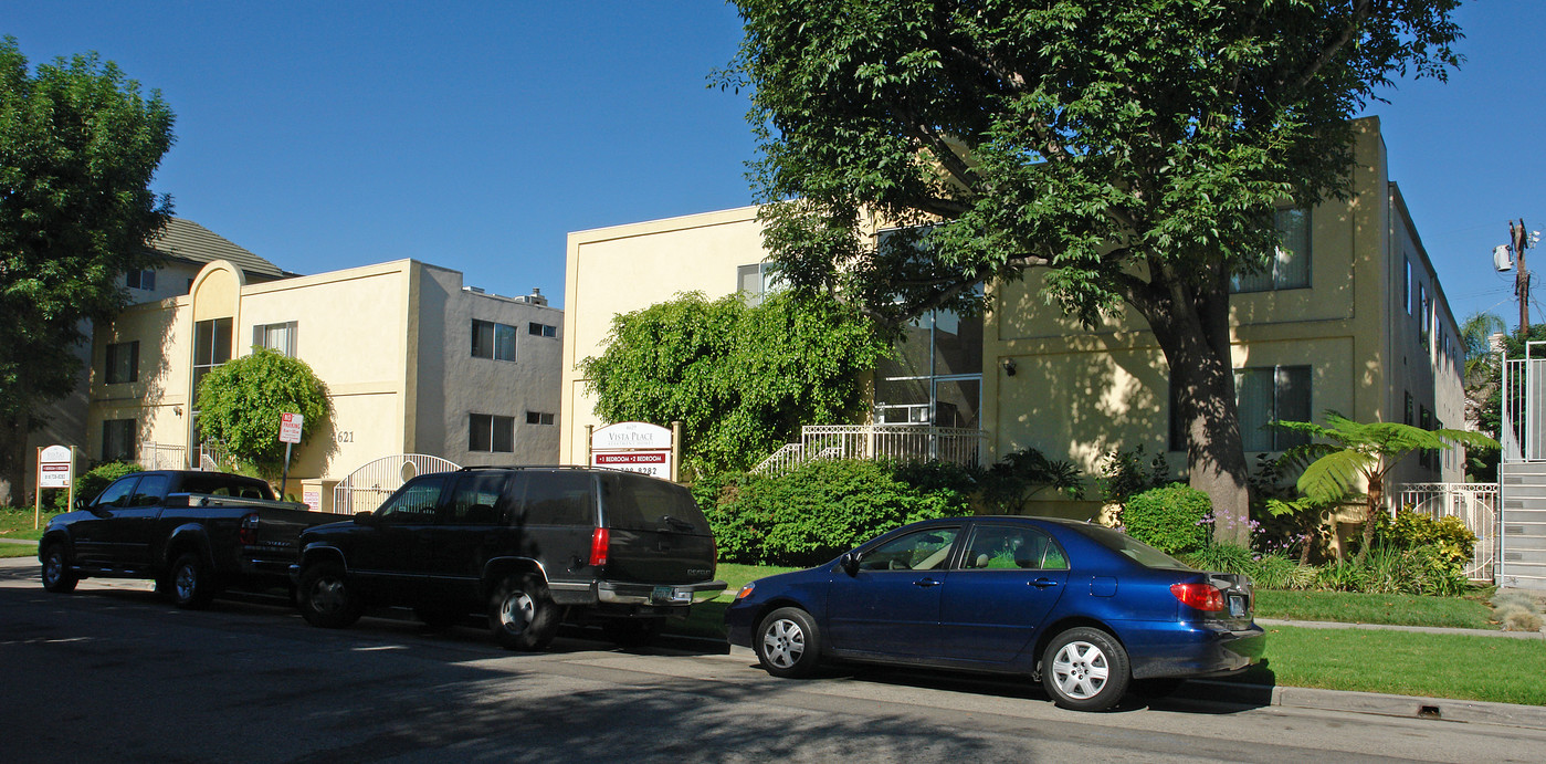 Vista Place in Van Nuys, CA - Building Photo