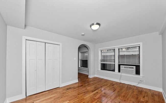 556 W Arlington Pl, Unit 212 in Chicago, IL - Building Photo - Building Photo
