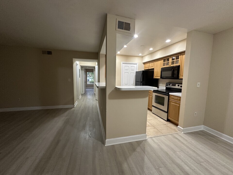 2465 NW 33rd St in Oakland Park, FL - Building Photo