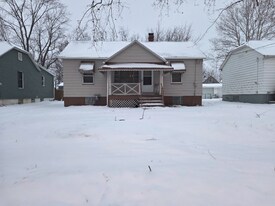 41 W Interstate St in Bedford, OH - Building Photo