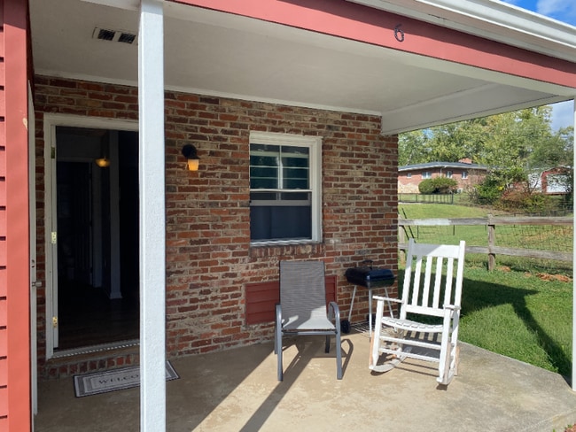 1421 N Main St