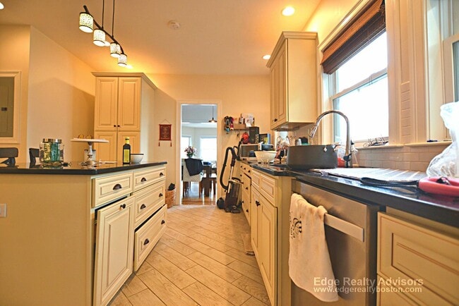 15 Rogers St, Unit 1 in Newton, MA - Building Photo - Building Photo