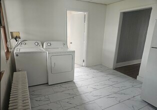 114 Simmons Ave, Unit 2 in Cohoes, NY - Foto de edificio - Building Photo