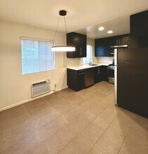 177 Douglas St, Unit #1 in Los Angeles, CA - Foto de edificio - Building Photo