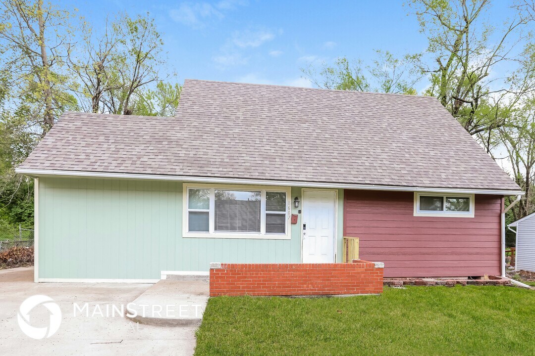 8607 Corrington Ave in Kansas City, MO - Building Photo