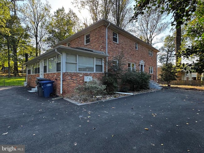 6437 Walters Woods Dr in Falls Church, VA - Foto de edificio - Building Photo