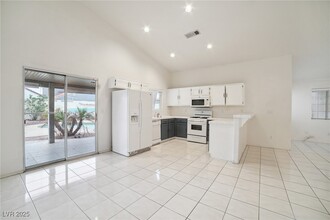 1129 Broad View Ct in North Las Vegas, NV - Foto de edificio - Building Photo