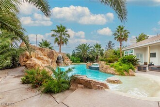 7270 Loma Alta Cir in Las Vegas, NV - Foto de edificio - Building Photo