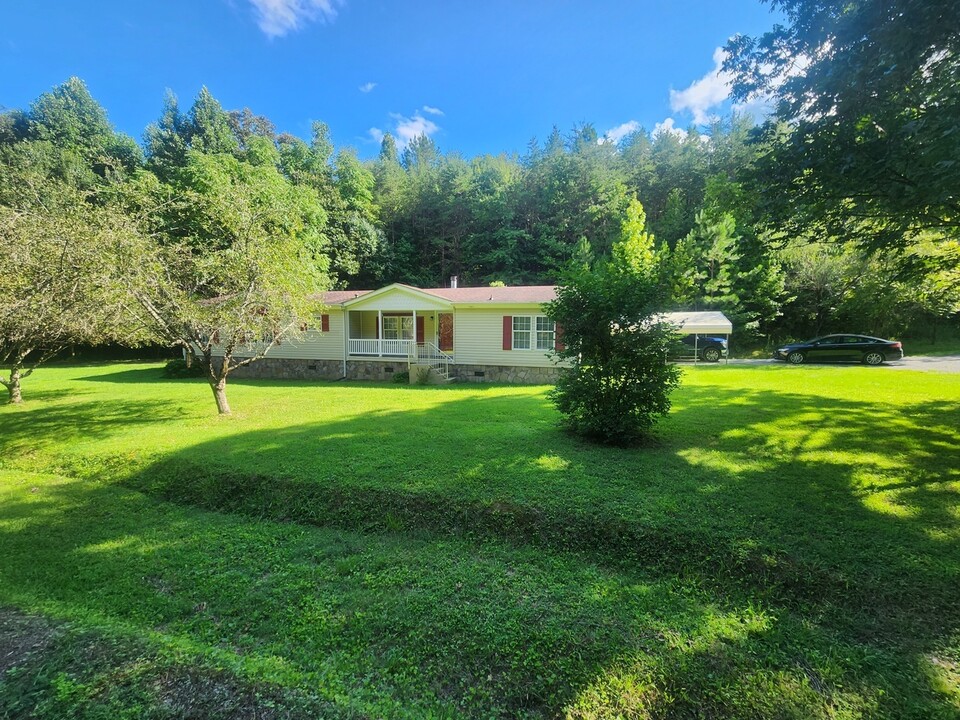 1028 Mayflower Rd in Sale Creek, TN - Building Photo