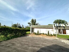 7439 Twin Sabal Dr in Hialeah, FL - Building Photo - Building Photo