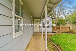 74 N 3rd St in Creswell, OR - Building Photo