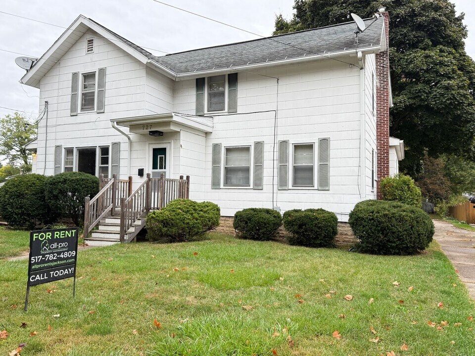 727 Edgewood St in Jackson, MI - Building Photo
