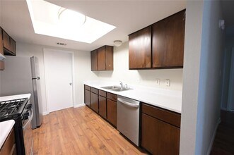 107 Cloudview Dr in Austin, TX - Foto de edificio - Building Photo