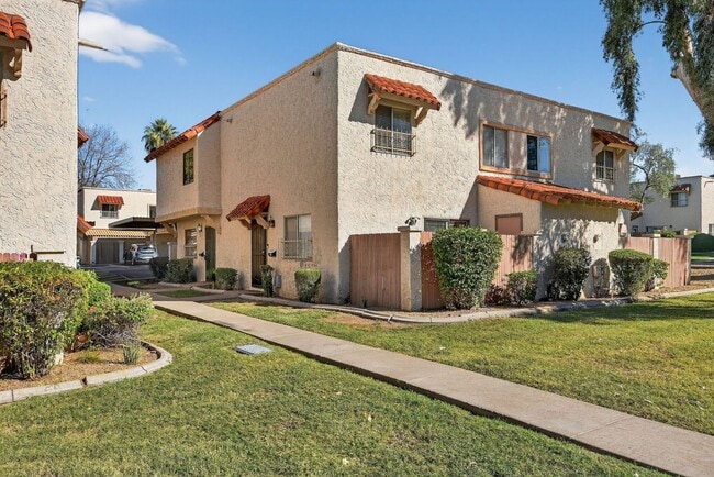 1228 E Lawrence Ln in Phoenix, AZ - Building Photo - Building Photo