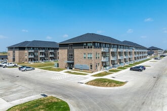 Brick Towne at Kettlestone in Waukee, IA - Foto de edificio - Building Photo