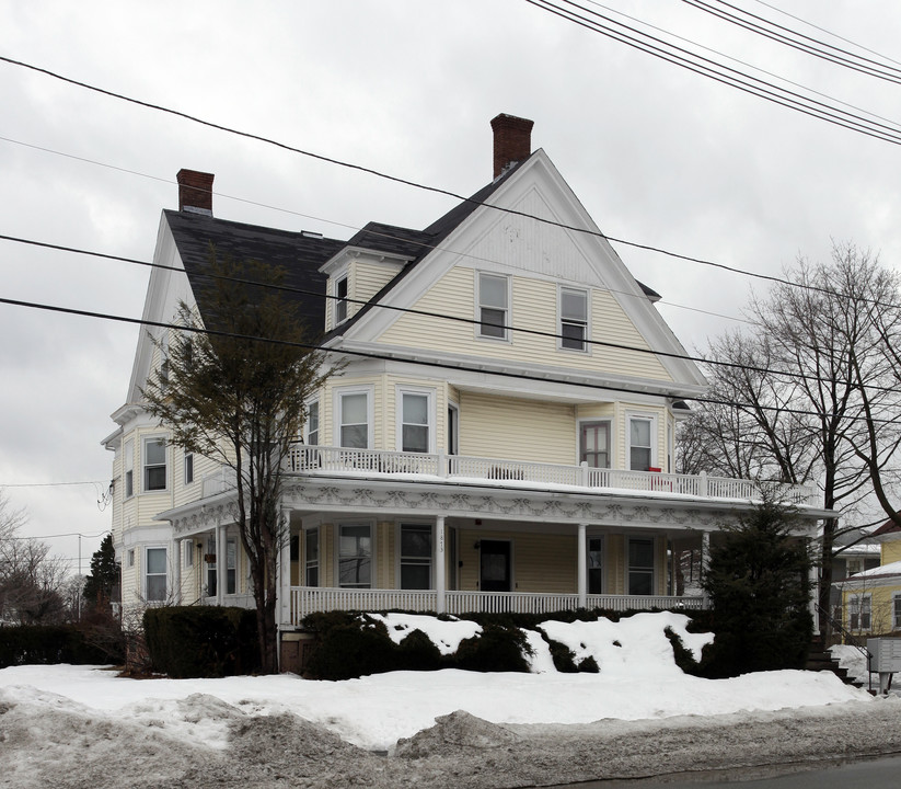 1871 Broad St in Cranston, RI - Foto de edificio