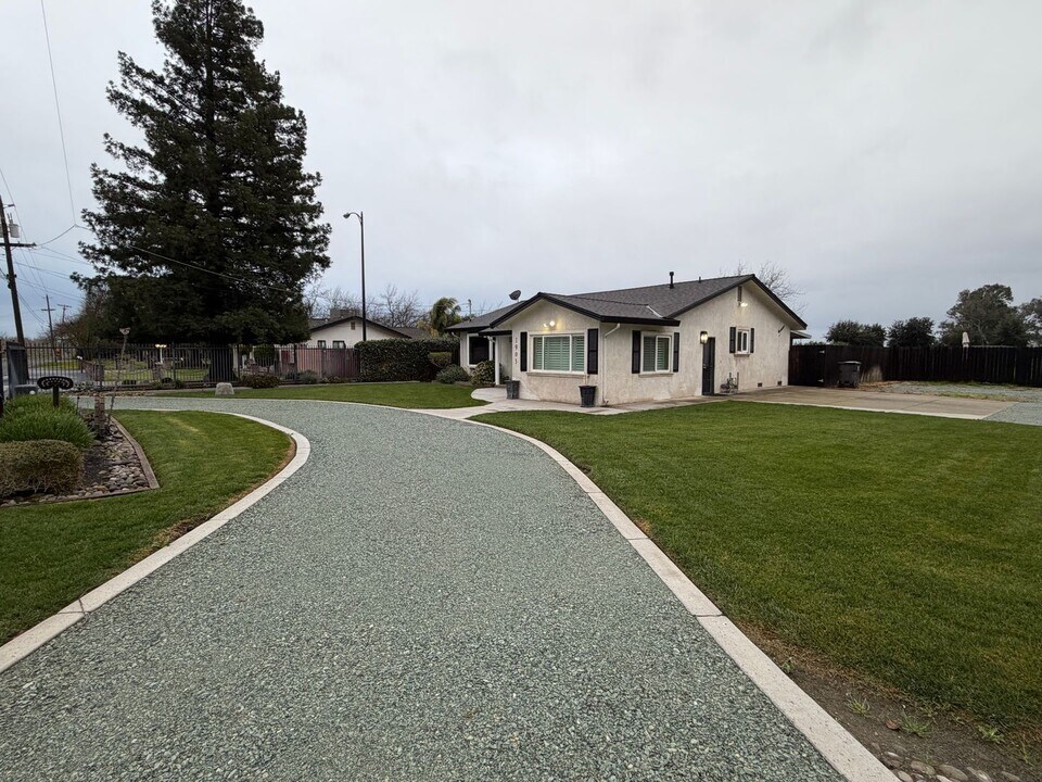1903 Snyder Ln in Stockton, CA - Building Photo