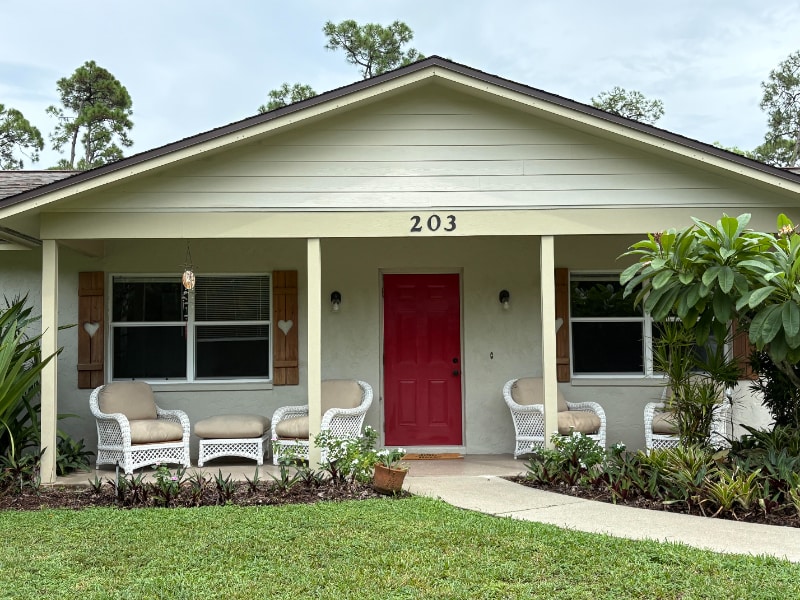 203 Esther St in Naples, FL - Building Photo