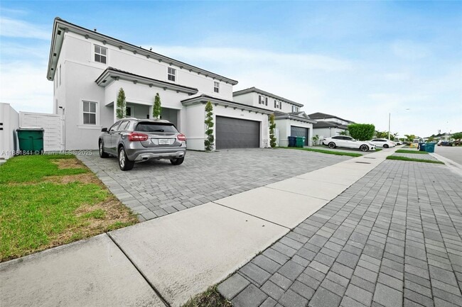 13535 SW 184th Ter in Quail Heights, FL - Building Photo - Building Photo