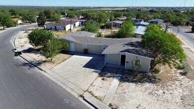 203 Kennedy Dr in Del Rio, TX - Foto de edificio - Building Photo