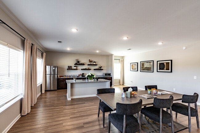 Walden Crest in Hohenwald, TN - Foto de edificio - Interior Photo