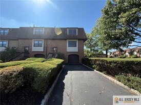 2905 N Oaks Blvd in North Brunswick, NJ - Building Photo