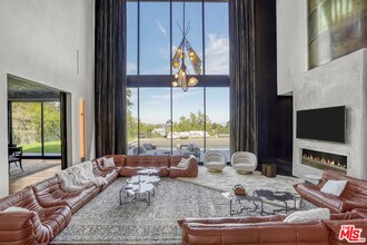 9152 Janice Pl in Beverly Hills, CA - Building Photo - Building Photo