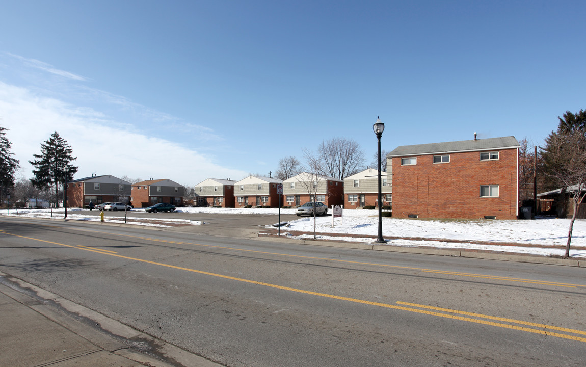 425 S Yearling Rd in Columbus, OH - Building Photo