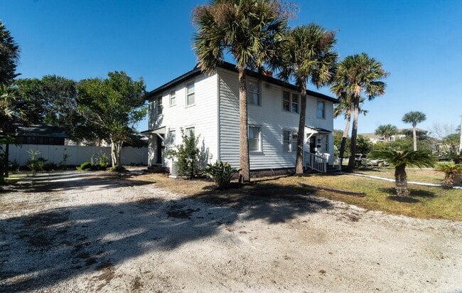 301 Pine St in Neptune Beach, FL - Building Photo - Building Photo