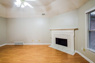 4560 Wood Fox Cove in Memphis, TN - Building Photo - Building Photo