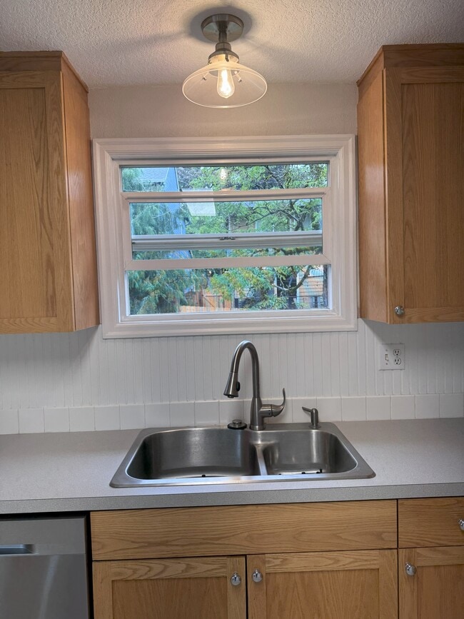 4509 SW Taylors Ferry Rd, Unit Unit A in Portland, OR - Foto de edificio - Building Photo
