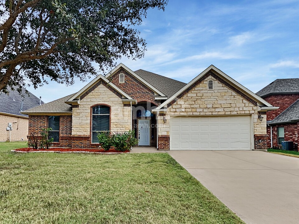 1004 Belmont Dr in Kennedale, TX - Building Photo