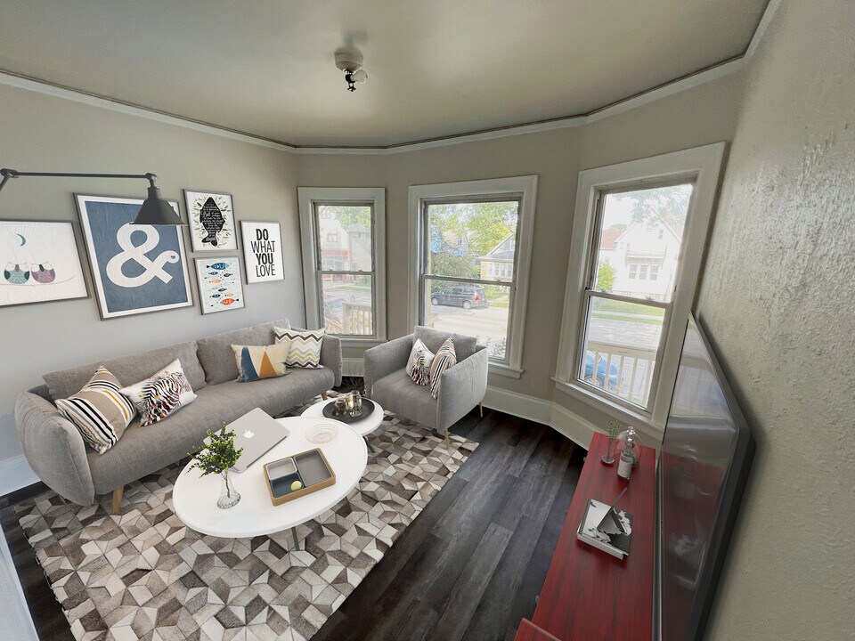 2439 S Howell Ave in Milwaukee, WI - Building Photo