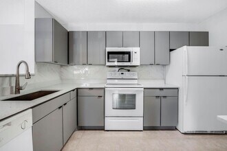 11245 W Atlantic Blvd, Unit 205 in Coral Springs, FL - Foto de edificio - Building Photo