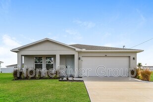 900 Wilmington Pkwy in Cape Coral, FL - Building Photo