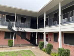 Colonial Arms Apartments in Kingsville, TX - Building Photo - Building Photo