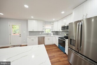 9900 Kingsbridge Dr, Unit 5 in Fairfax, VA - Building Photo - Building Photo