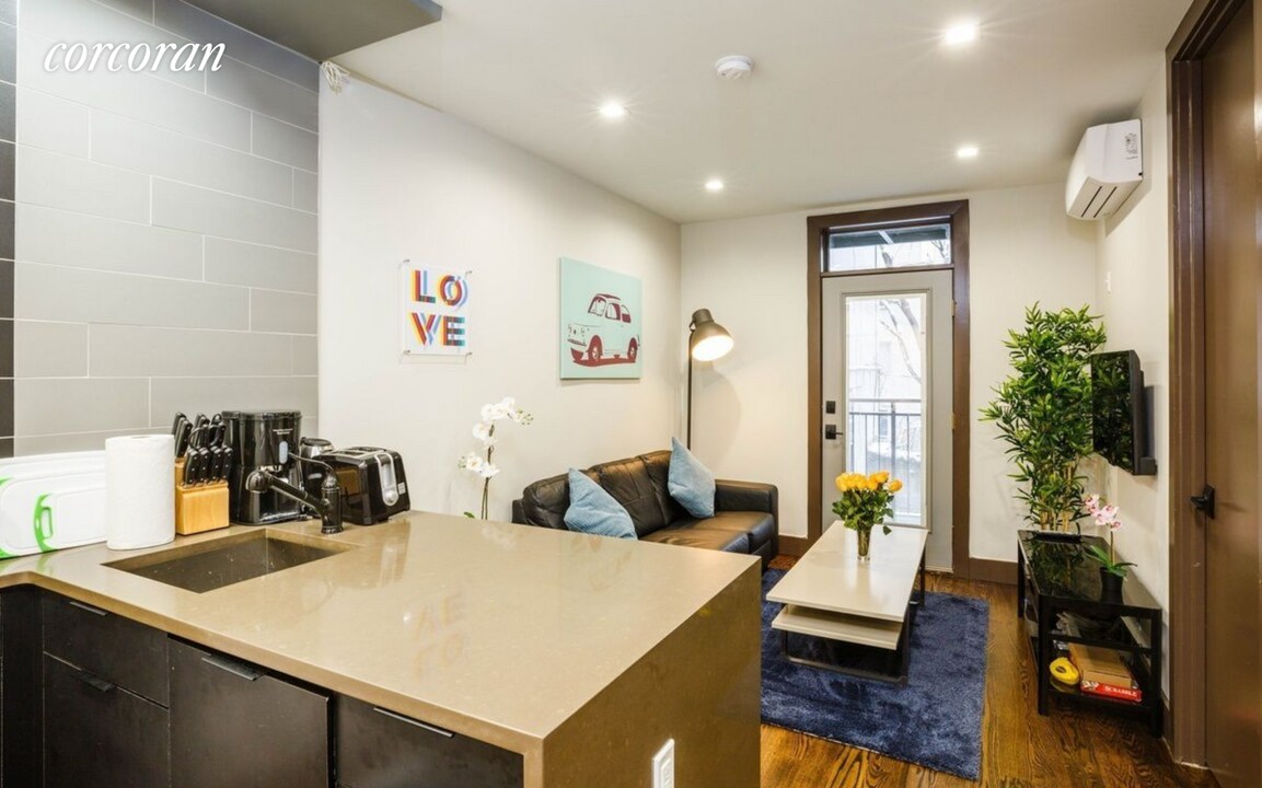 624 E 9th St in New York, NY - Building Photo
