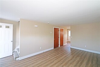 16 Race St-Unit -2 in Middletown, RI - Foto de edificio - Building Photo