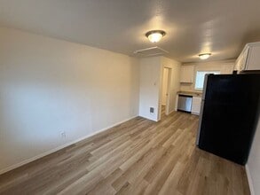 3357 Portland Rd NE in Salem, OR - Building Photo - Building Photo