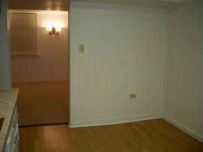 331 W Cedar St, Unit Apt 1 in Springfield, IL - Building Photo - Building Photo