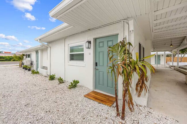 637 S Orlando Ave in Cocoa Beach, FL - Building Photo - Building Photo